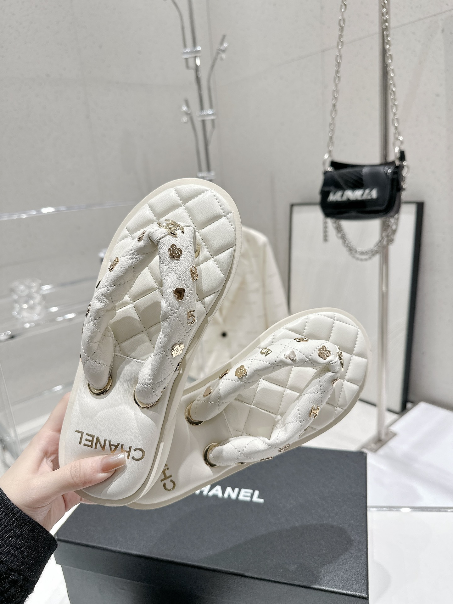 CHANEL summer new bread flip-flops clip toe flip-flops beach sandals