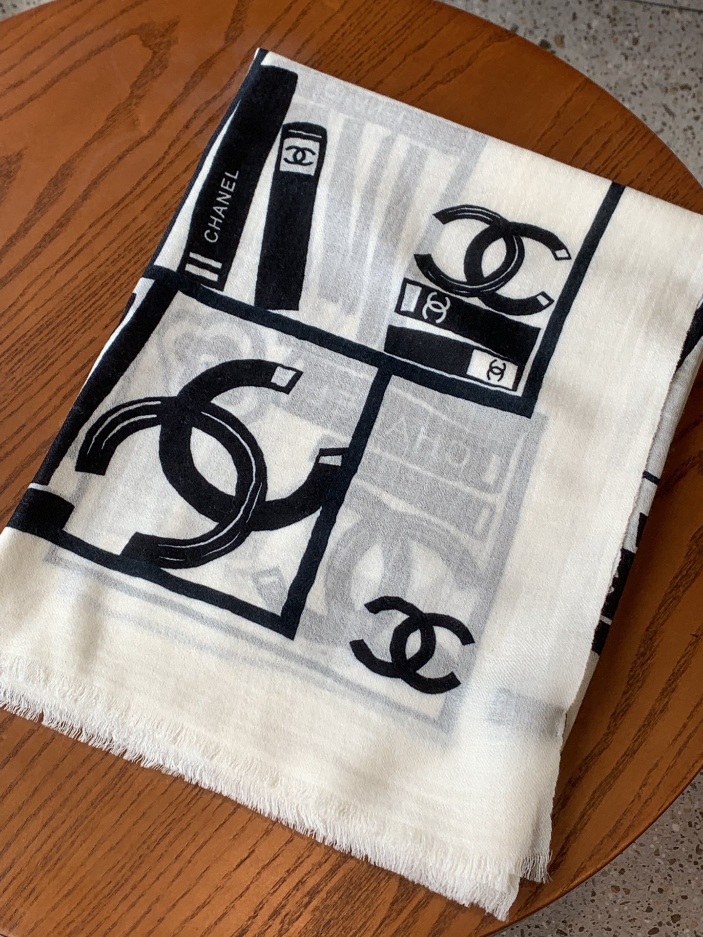𝐂𝐡𝐚𝐧𝐞𝐥 cashmere scarf
