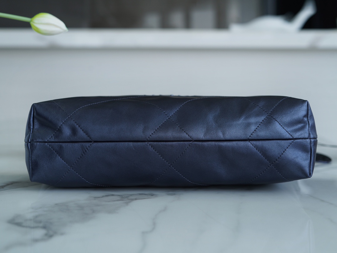 𝗖𝗛𝗔𝗘𝗡𝗟✦𝟐𝟐𝗣 Advanced Handbags 𝟐𝟐 Handbag Small Metallic Blue