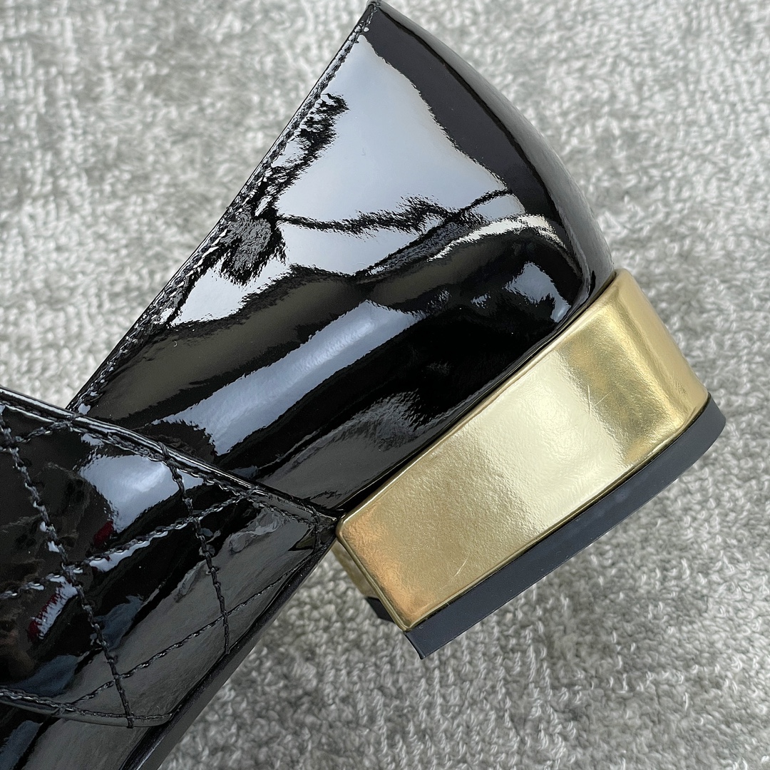 CHANEL book bag buckle single shoes Mary Jane single shoes bright wrinkled patent leather gold heel