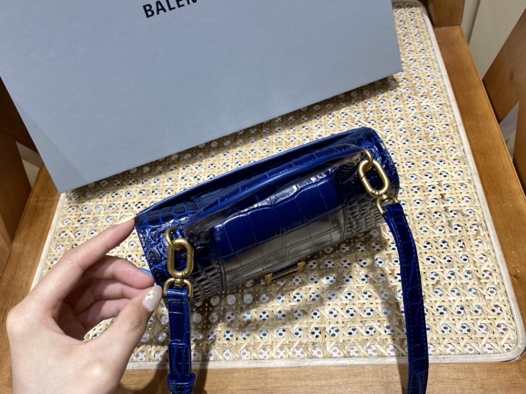 BALENCIAGA 𝐇𝐨𝐮𝐫𝐠𝐥𝐚𝐬𝐬 𝐗𝐒 crocodile-textured cowhide