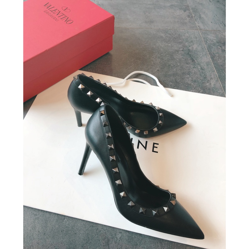 Valentino recommends this studded shoes once launched, the fashion It Girl starry-eyed pursuit