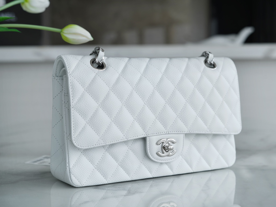 𝐂𝐇𝐀𝐍𝐄𝐋 Classic Flap France 🇫🇷 𝐇𝐇 𝐚𝐚𝐬 Original Caviar🐂 Custom Calfskin Classic Flap Bag Medium Silver Buckle White