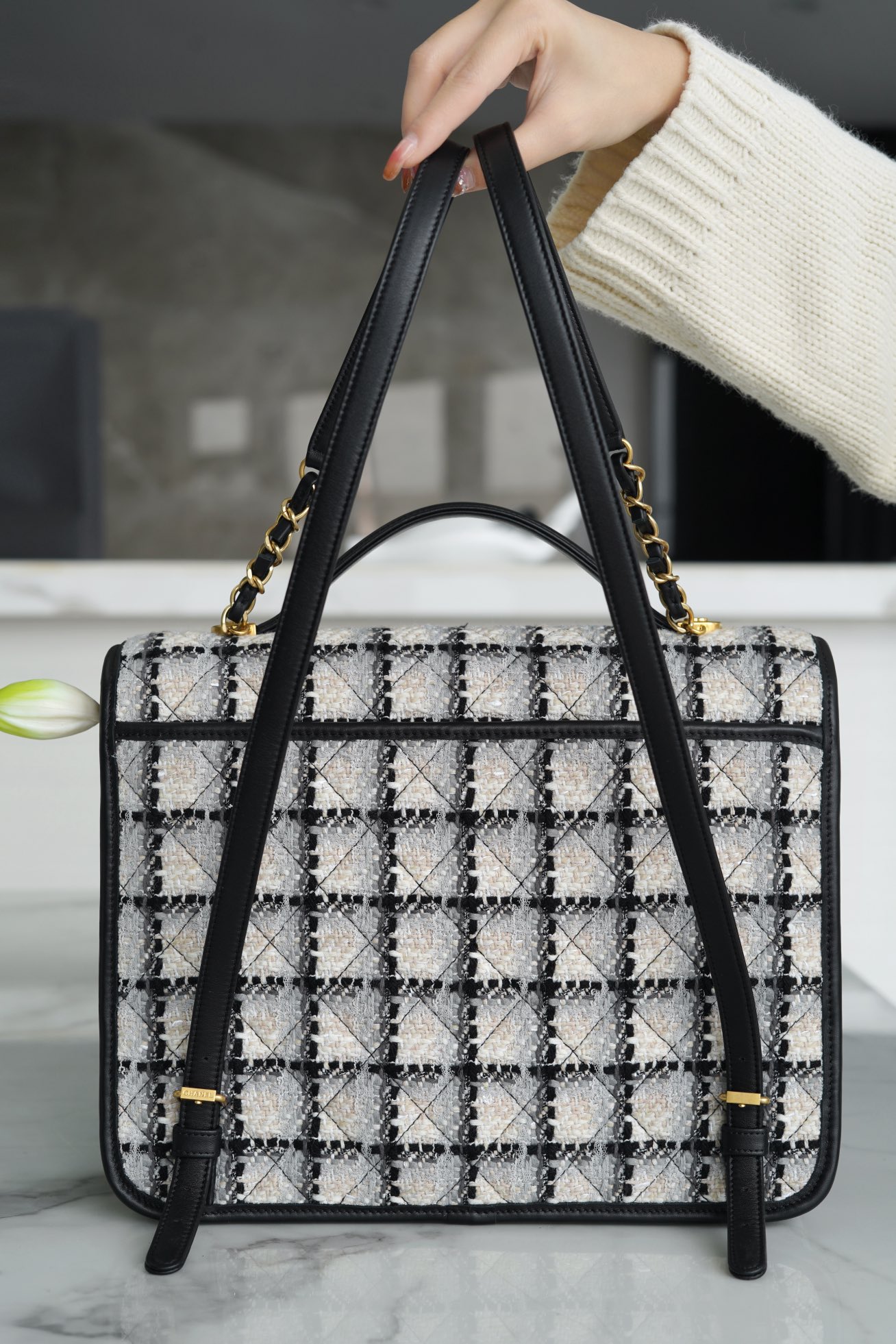 𝗖𝗛𝗔𝗡𝗘𝗟✦ In tweed weave 𝟮𝟮k Premium Handmade Workshop Black and white tweed shoulder bag 🖤🤍