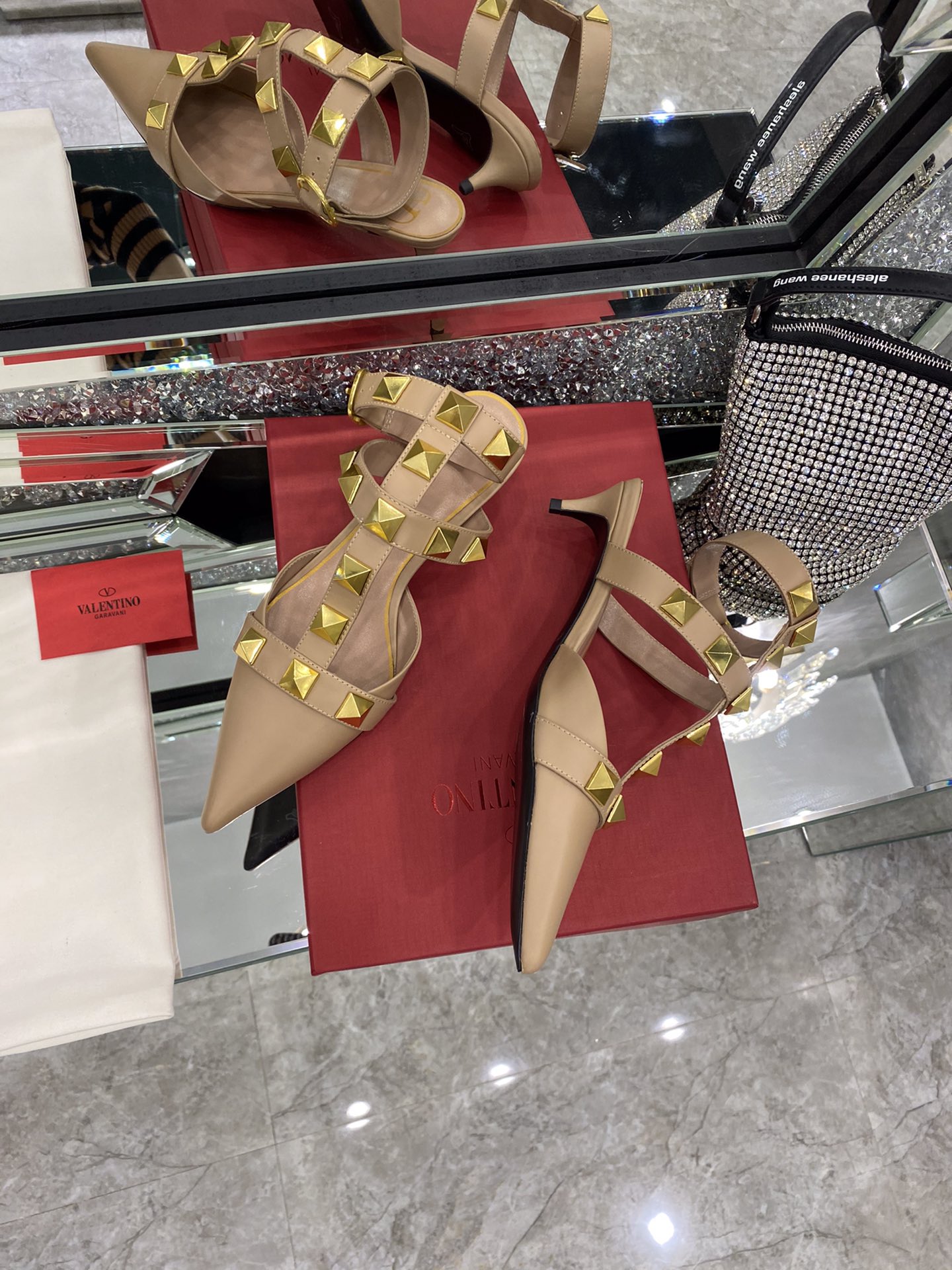 【Valentino】𝟐𝟎𝟐𝟏/𝐒𝐒 𝐧𝐞𝐰 Valentino studded sandals counter the latest series of very bright show series launched