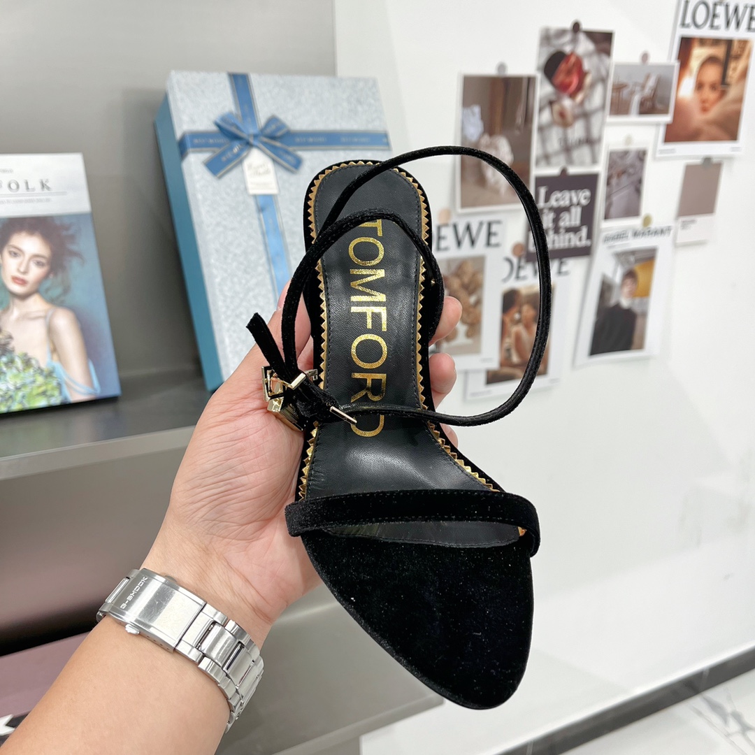 𝒕𝒐𝒎𝒇𝒐𝒓𝒅 𝟐𝟎𝟐𝟐/𝐒𝐒 𝐧𝐞𝐰 TF Tom Ford Gold Heel Padlock Sandals