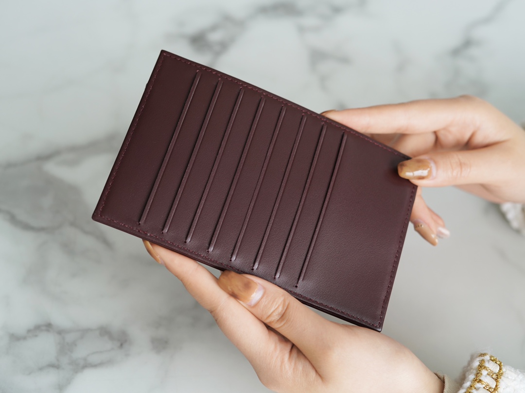 𝗖𝗛𝗔𝗘𝗡𝗟✦ Made of imported channel custom fine grain embossed calfskin 🐂 Classic 3-in-1 phone bag Black Gold