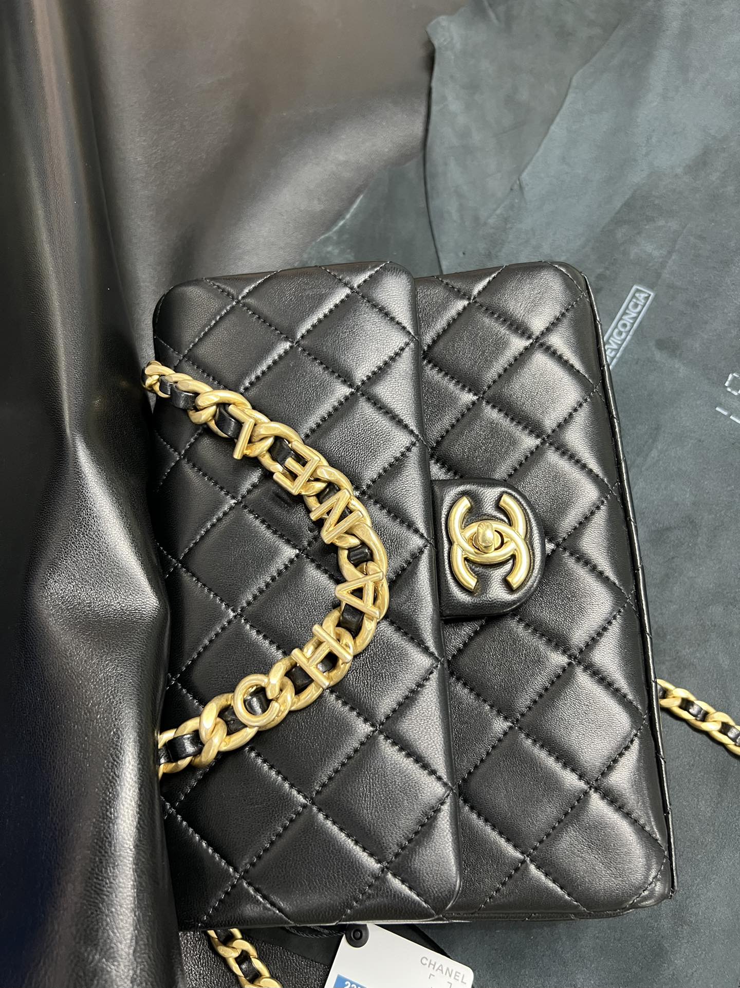 𝗖𝗛𝗔𝗡𝗘𝗟✦ 23p Letter Chain Mouth Flap Bag Genuine Leather