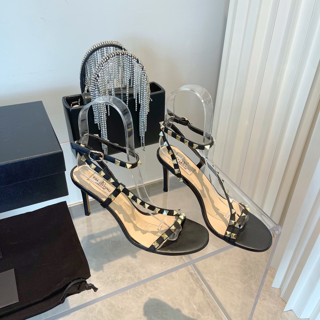 【Valentino】𝟐𝟎𝟐𝟏/𝐒𝐒 𝐧𝐞𝐰 Valentino's new Spring/Summer 2021 collection is still the classic studded collection