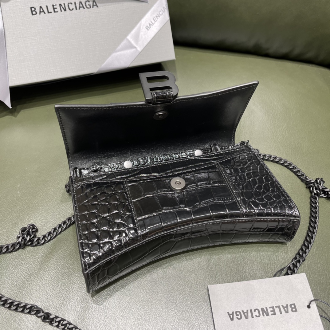 BALENCIAGA 𝐇𝐨𝐮𝐫𝐠𝐥𝐚𝐬𝐬 𝐰𝐚𝐥𝐥𝐞𝐭 𝐨𝐧 𝐜𝐡𝐚𝐢𝐧 ⏳ ▪️ crocodile print black buckle