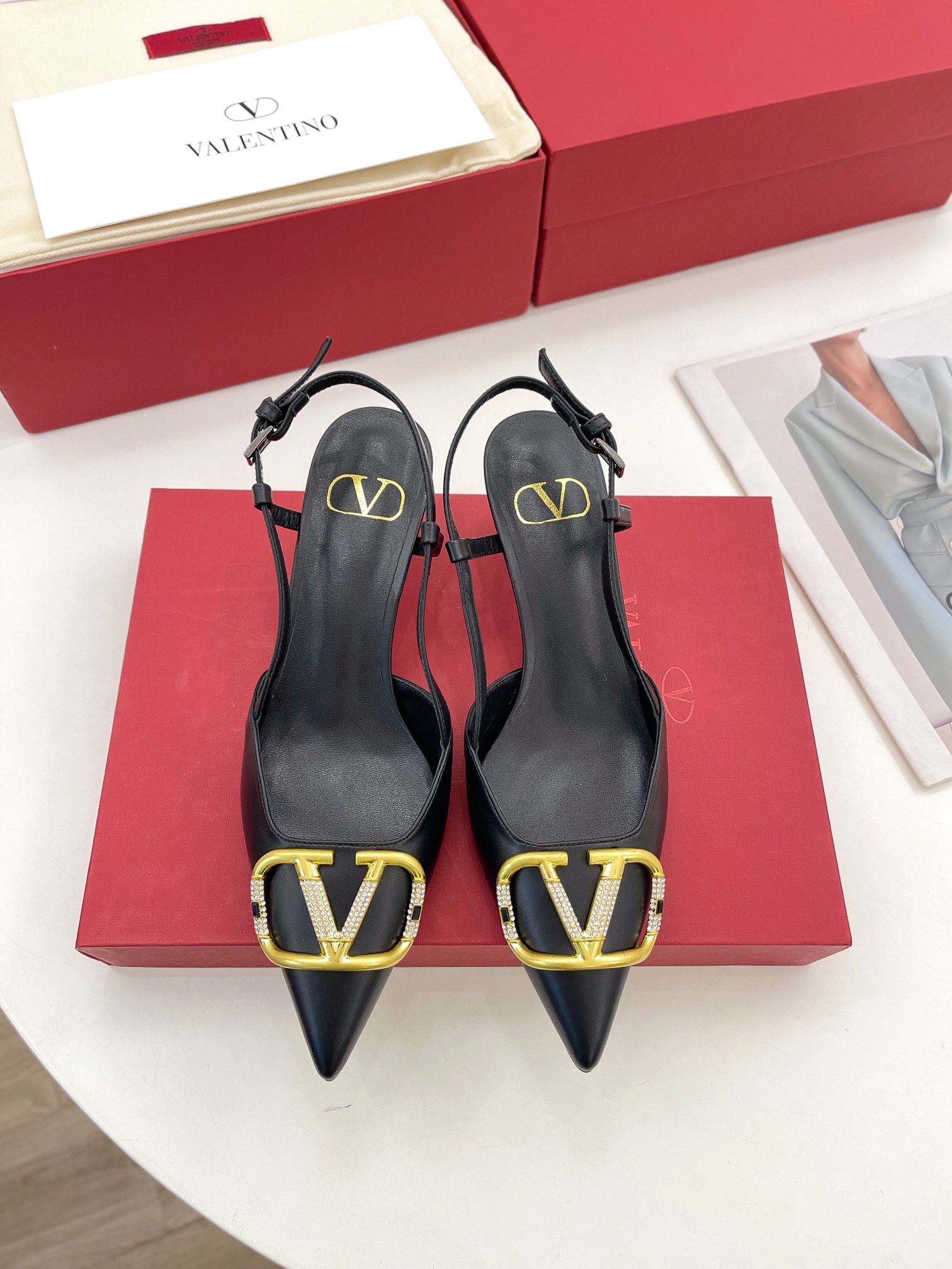 【Valentino】𝟐𝟎𝟐𝟏/𝐒𝐒 𝐧𝐞𝐰 Valentino 2022 spring and summer new large V diamond buckle high heels on the new