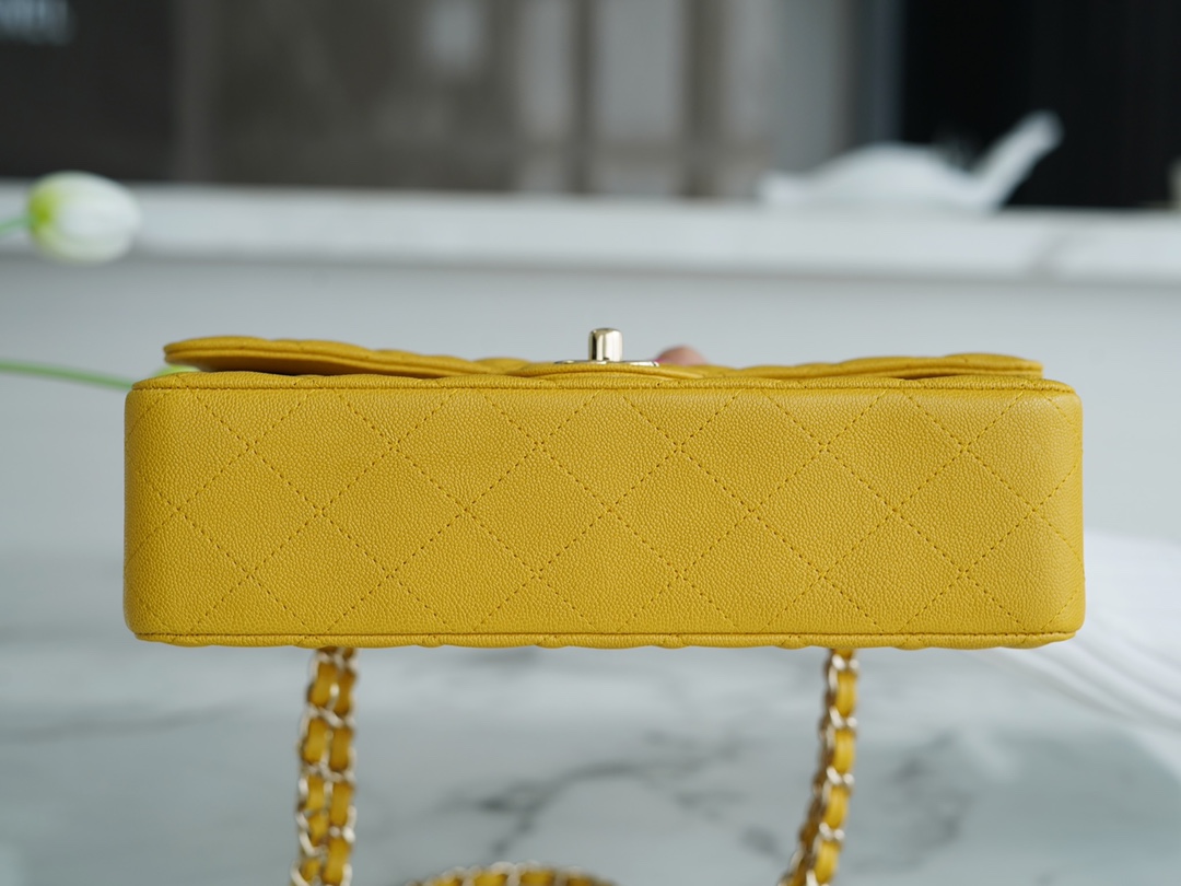 𝐂𝐇𝐀𝐍𝐄𝐋 Classic Flap washed cowhide is made from the most delicate newborn calves Washed fetal cow Medium Mango Yellow 🥭