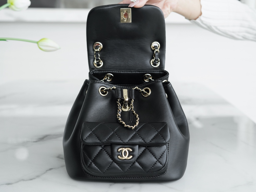 𝗖𝗛𝗔𝗘𝗡𝗟 22 new 𝐃𝐮𝐦𝐚 shoulder bag sheepskin black