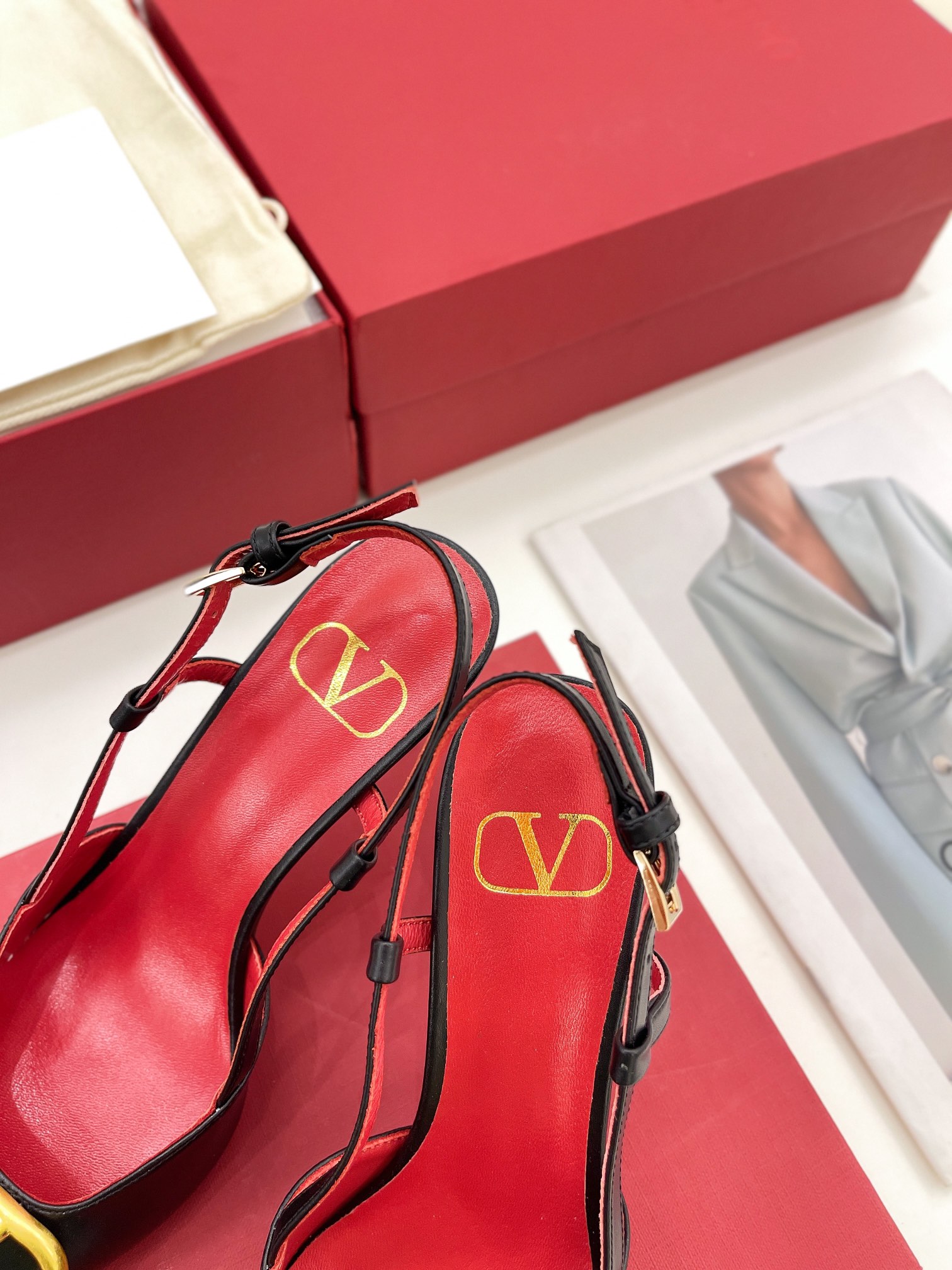 【Valentino】𝟐𝟎𝟐𝟏/𝐒𝐒 𝐧𝐞𝐰 Valentino 2022 spring and summer new large V diamond buckle high heels on the new