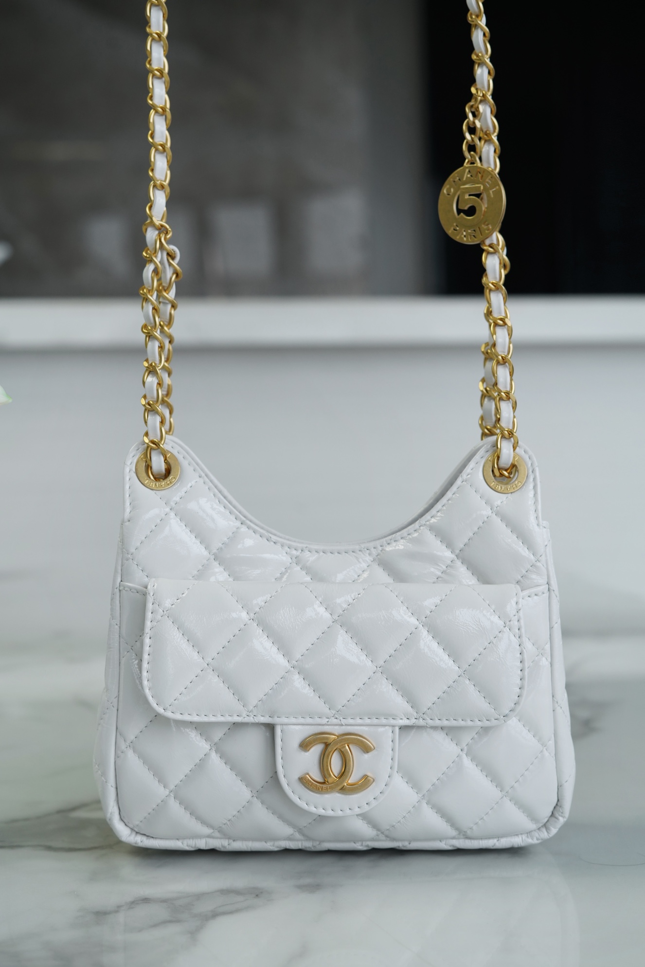 𝗖𝗛𝗔𝗡𝗘𝗟✦23𝑪 Early Spring Resort Collection Bright crinkled calfskin and gold metal Wave bag small white