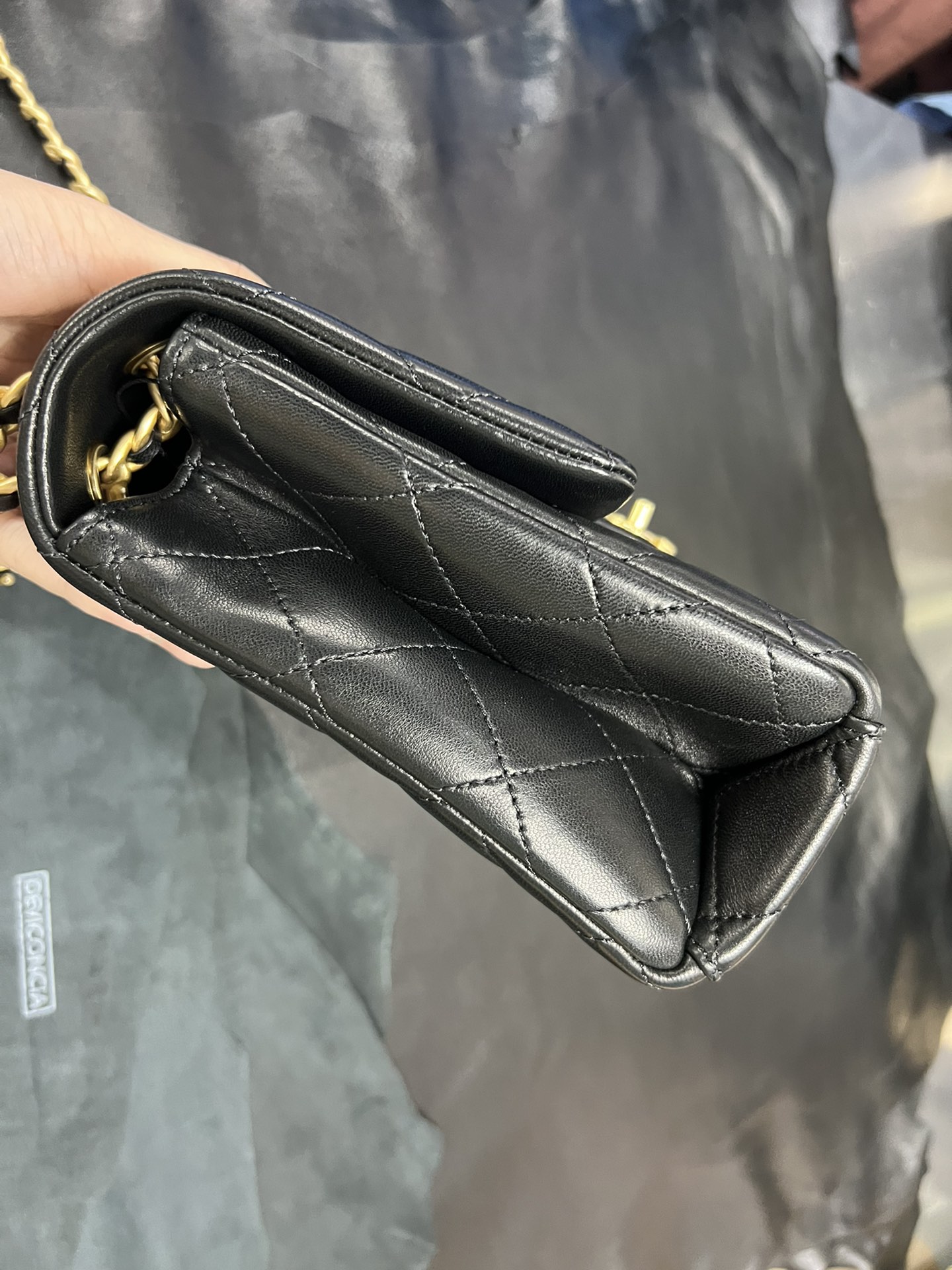 𝗖𝗛𝗔𝗡𝗘𝗟✦ 23p Letter Chain Mouth Flap Bag Genuine Leather