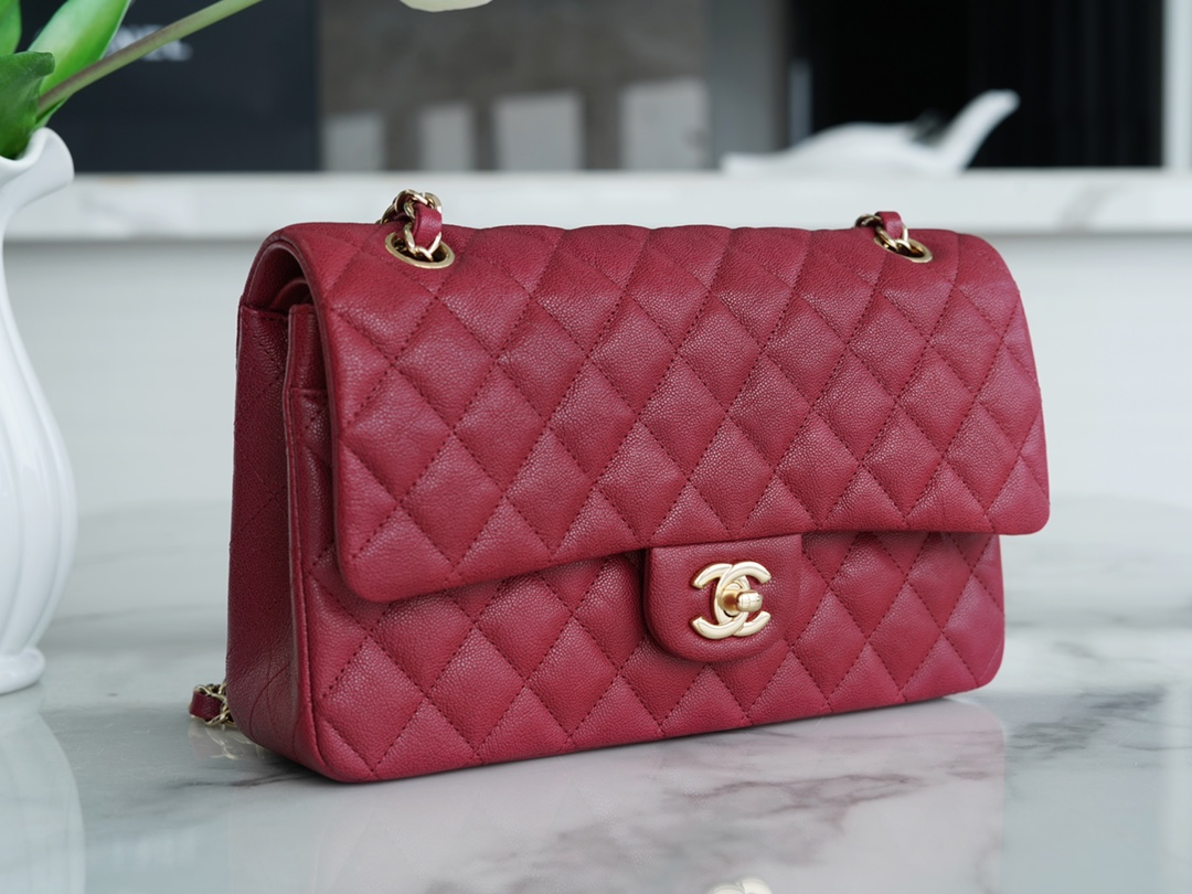 𝐂𝐇𝐀𝐍𝐄𝐋 Classic Flap washed cowhide is made from the most delicate newborn calves Washed fetal cow Medium Bordeaux burgundy