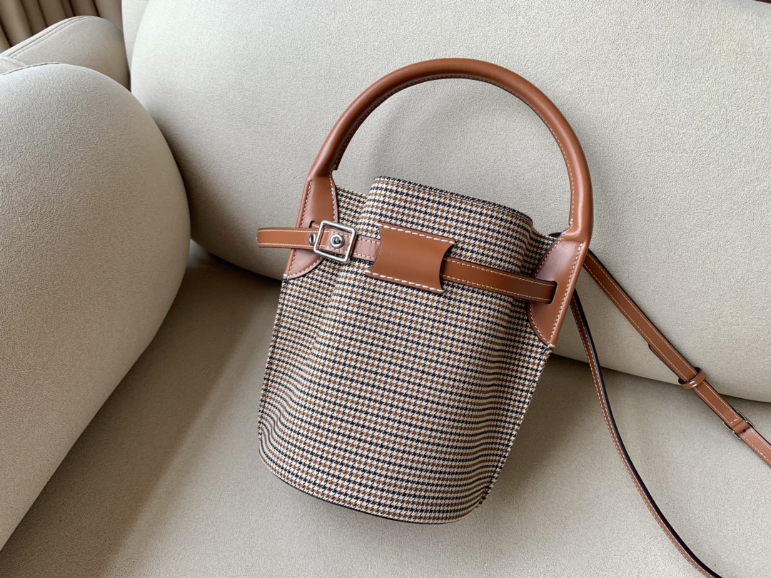 𝐂𝐞𝐥𝐢𝐧𝐞 BUCKET MAILL𝐂𝐞𝐥𝐢𝐧𝐞 BIG BAG NANO bucket bag in tweed and smooth calfskin