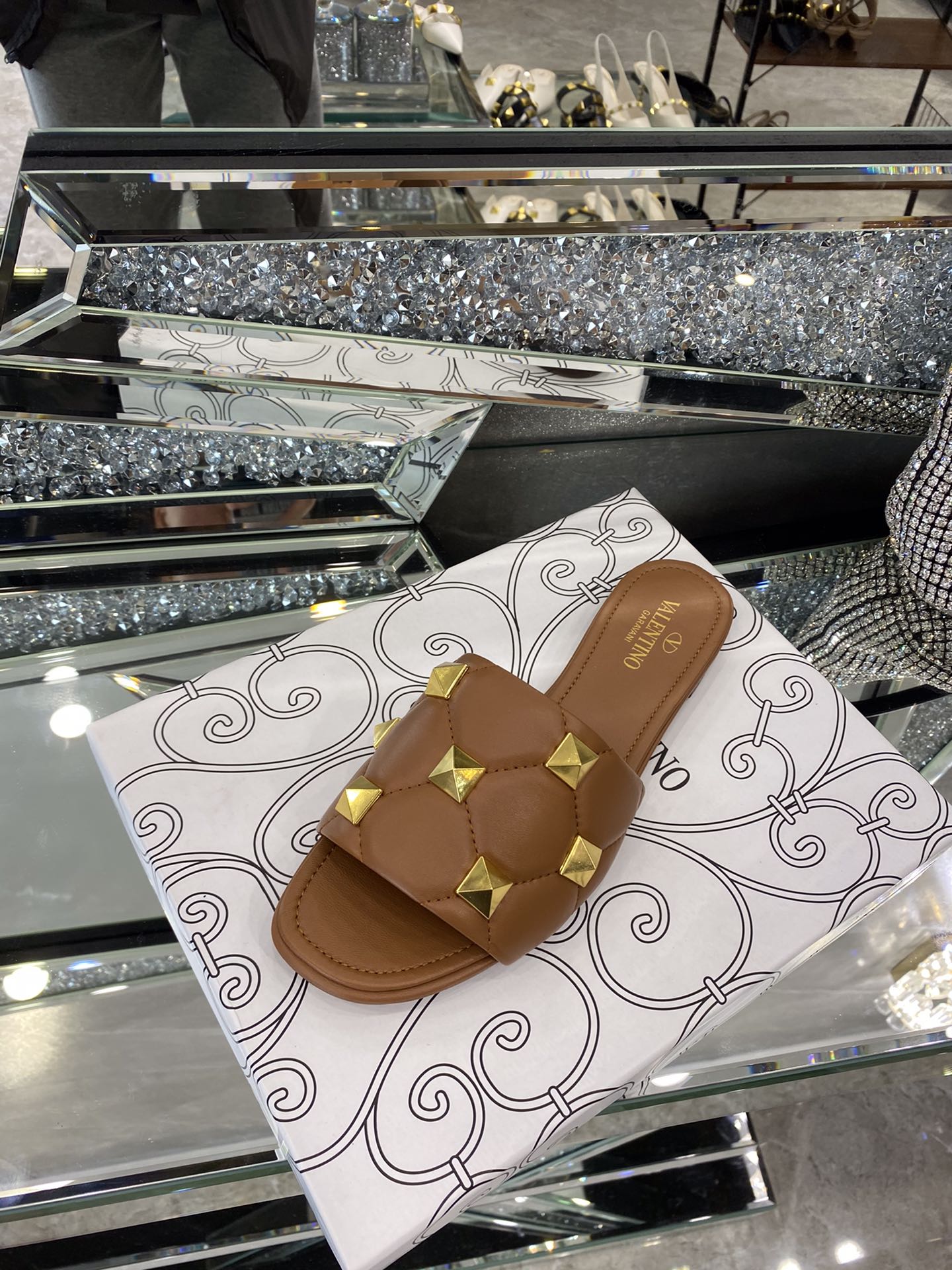 【Valentino】𝟐𝟎𝟐𝟏/𝐒𝐒 𝐧𝐞𝐰 The latest counter series, perfect details, very bright show series launched