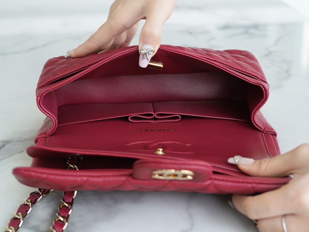 𝐂𝐇𝐀𝐍𝐄𝐋 Classic Flap washed cowhide is made from the most delicate newborn calves washed fetal cow small Bordeaux wine red