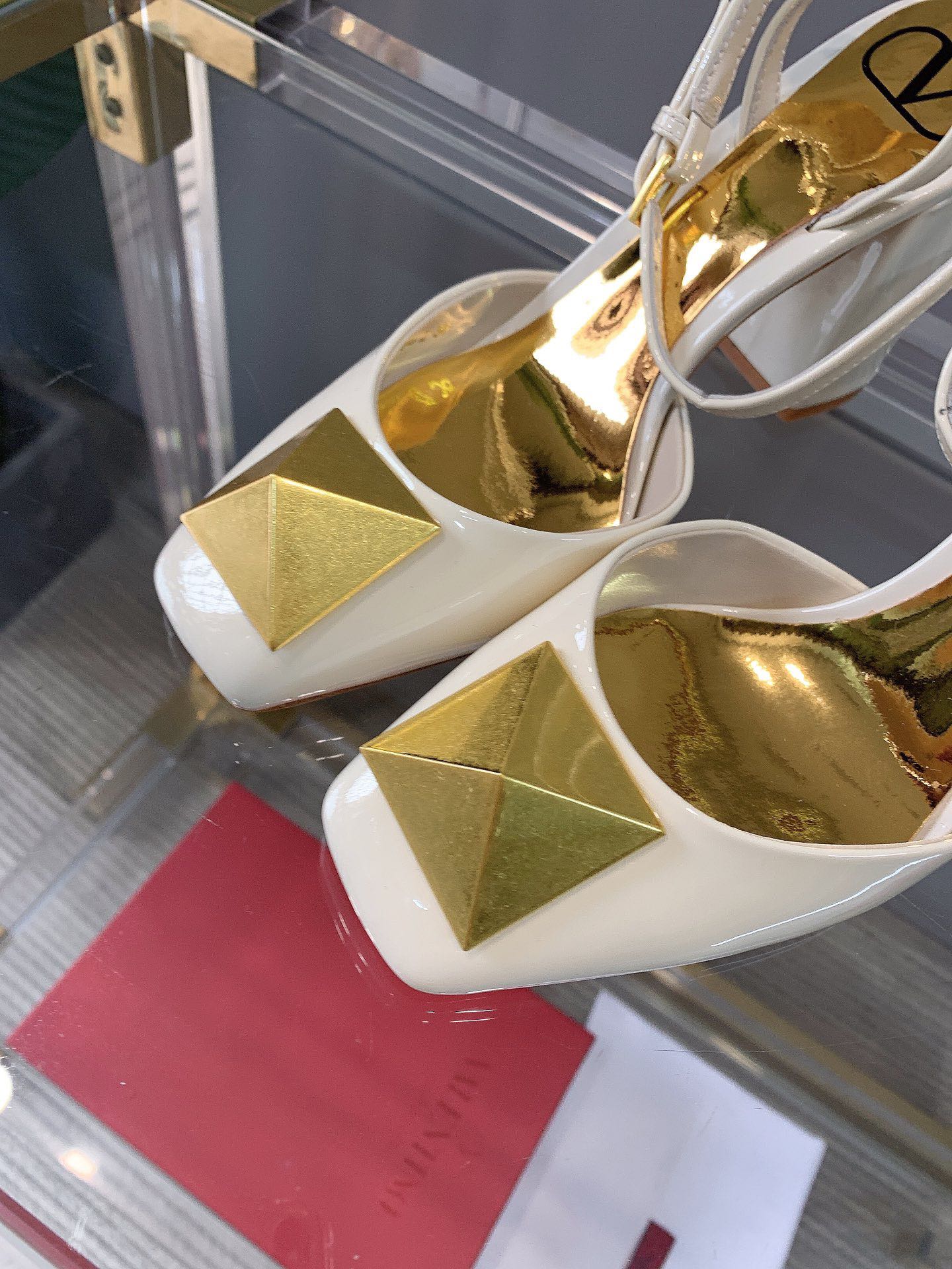 【Valentino】𝟐𝟎𝟐𝟏/𝐒𝐒 𝐧𝐞𝐰 VALENTINO 2022ss spring-summer new big studded high heelss still the classic studded collection