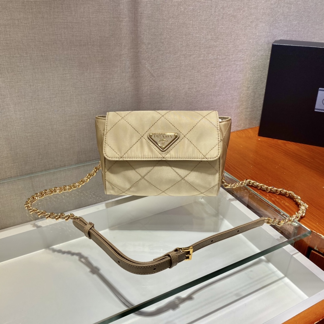 𝐏𝐑𝐀𝐃𝐀 Medium antique small satchel