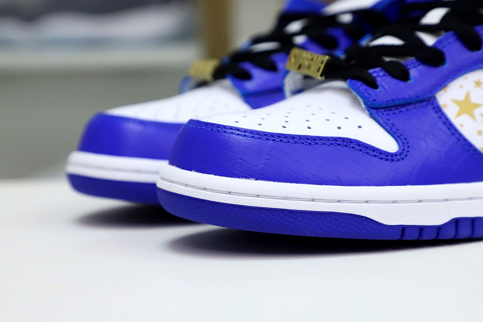 Supreme x Nike SB Dunk Low Hyper Royal