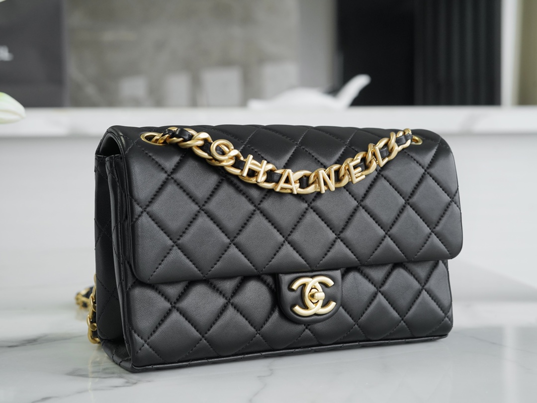 𝗖𝗛𝗔𝗡𝗘𝗟 23p alphabet chain mouth flap bag