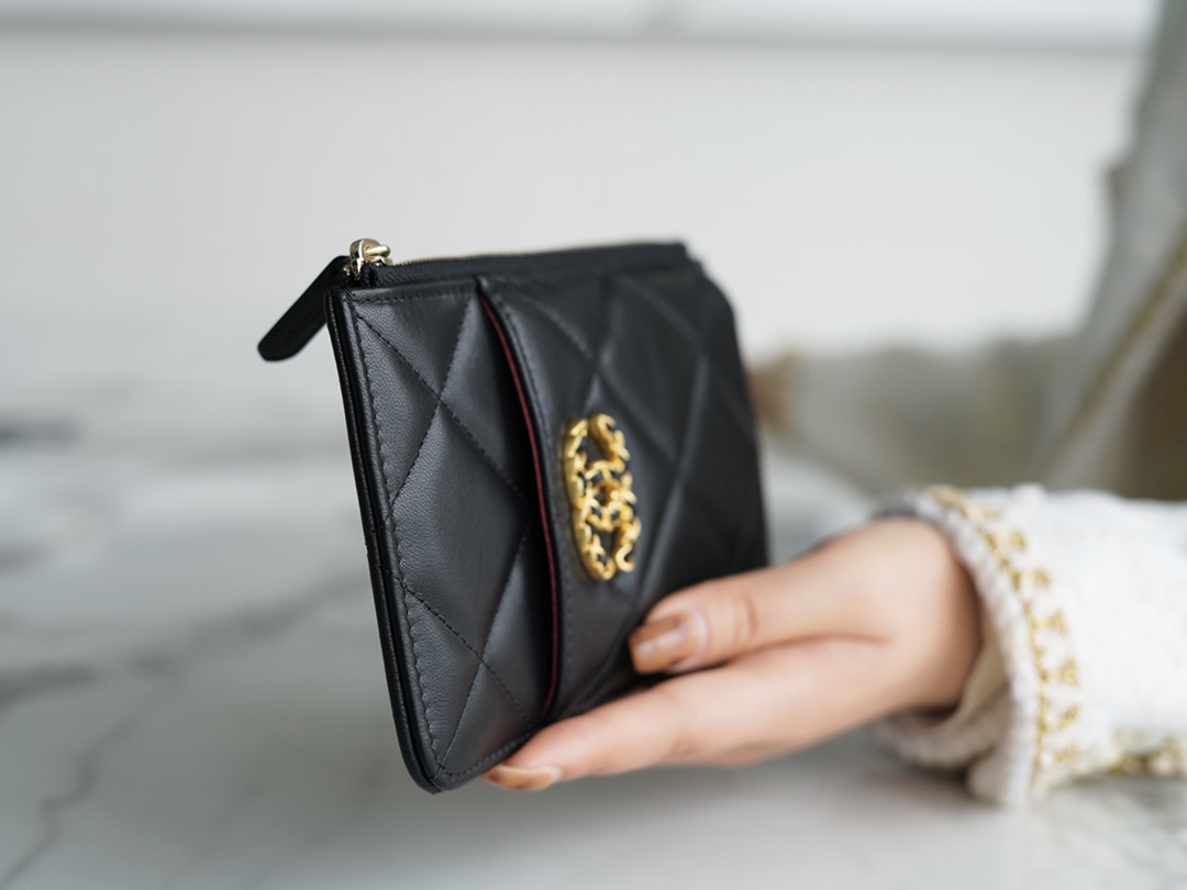 𝗖𝗛𝗔𝗘𝗡𝗟✦Classic 19 Collection Translucent and bright textured goatskin 🐐 Phone bag Black Gold