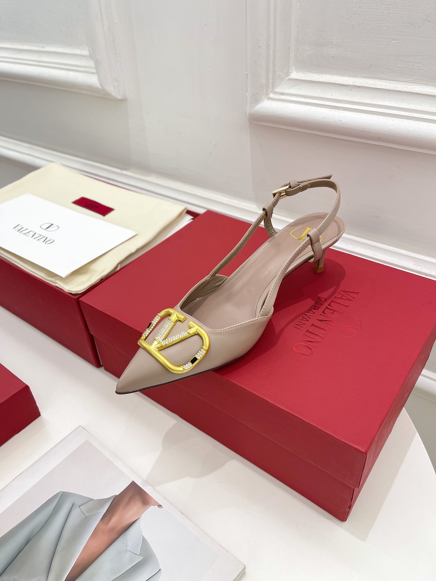 【Valentino】𝟐𝟎𝟐𝟏/𝐒𝐒 𝐧𝐞𝐰 Valentino 2022 spring and summer new large V diamond buckle high heels on the new