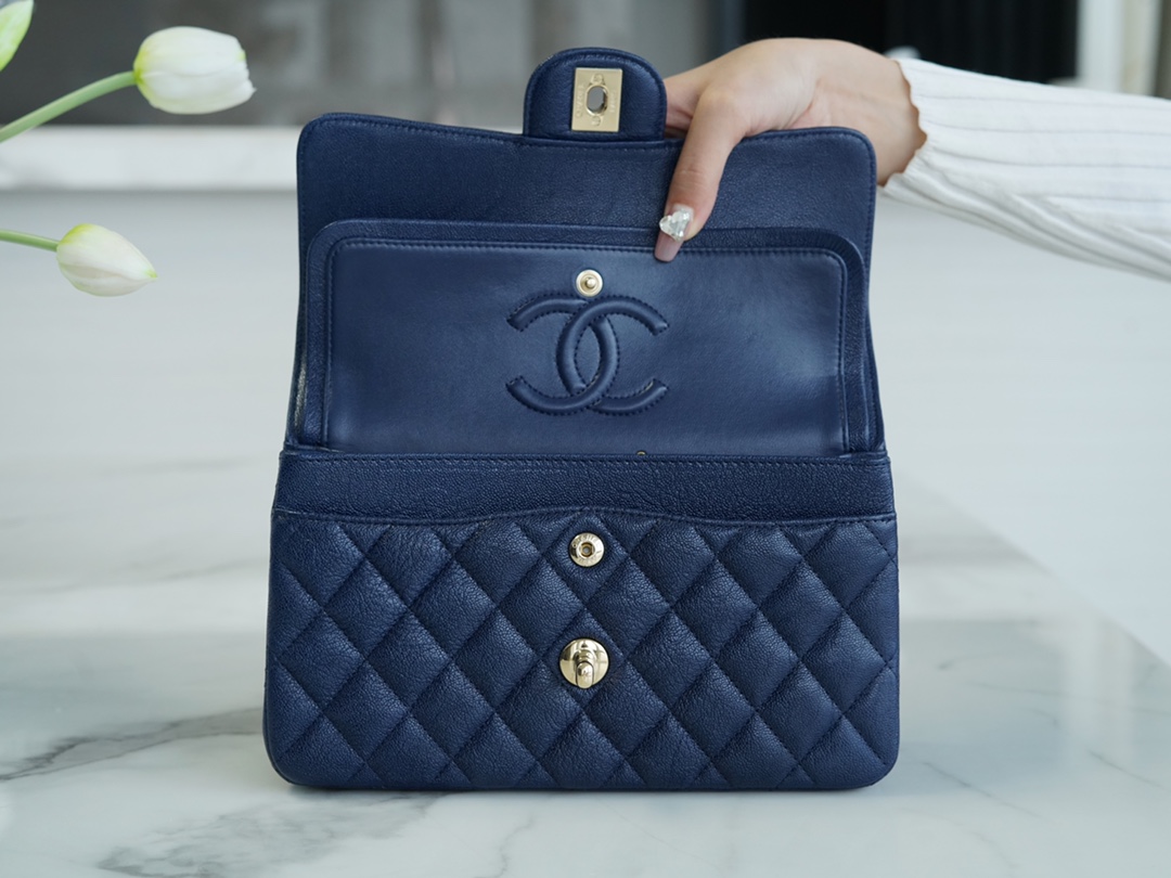 𝐂𝐇𝐀𝐍𝐄𝐋 Classic Flap washed cowhide is made from the most delicate calves just born Washed fetal cow Small Starsky Blue💙