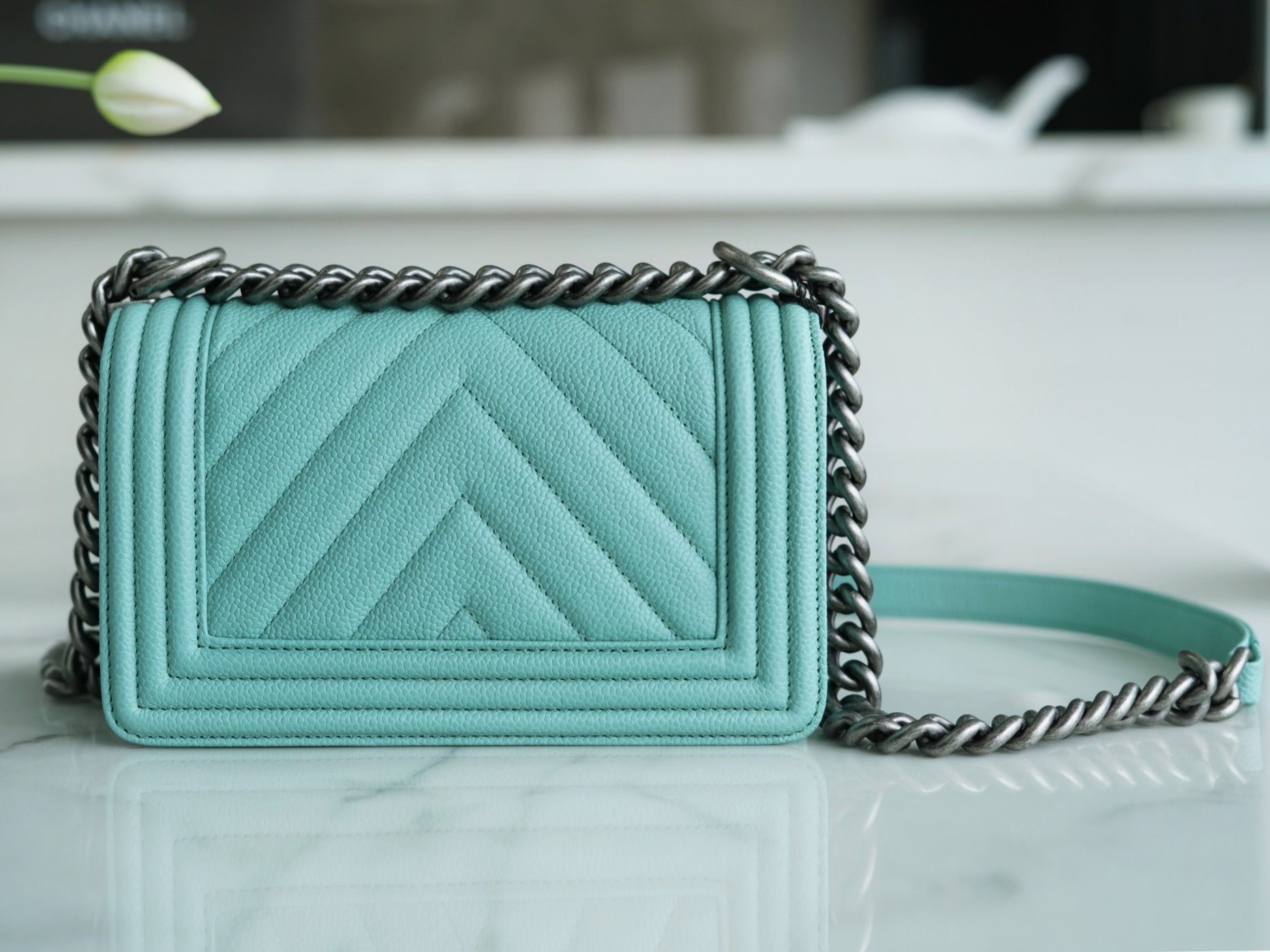 𝗖𝗵𝗮𝗻𝗲𝗹 𝗟𝗲𝗯𝗼 𝘆 French origin 𝗛𝗮𝗮𝘀 Caviar calfskin Large ball V-grain: Tiffany blue