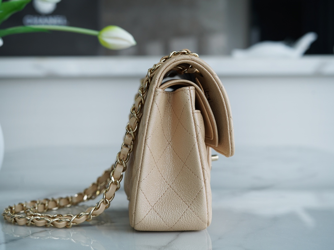 𝐂𝐇𝐀𝐍𝐄𝐋 Classic Flap washed cowhide is made from the most delicate newborn calf Washed fetal cow Small Champagne apricot 🥂