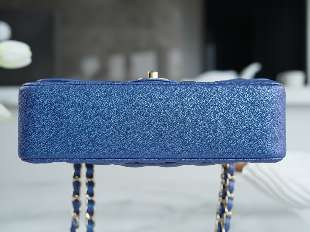 𝐂𝐇𝐀𝐍𝐄𝐋 Classic Flap washed cowhide is made from the most delicate newborn calf Washed fetal cow Small Champagne apricot 🥂