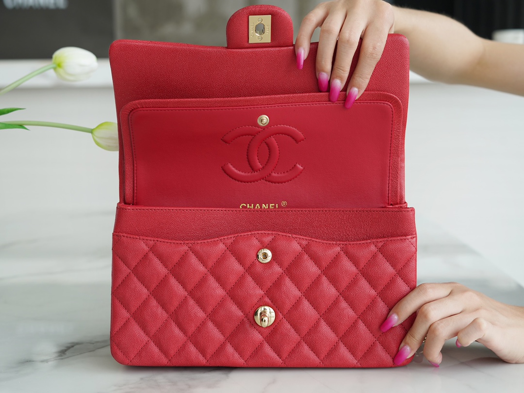 𝐂𝐇𝐀𝐍𝐄𝐋 Classic Flap washed cowhide is made from the most delicate calves just born Washed fetal cow Medium Large red ❤