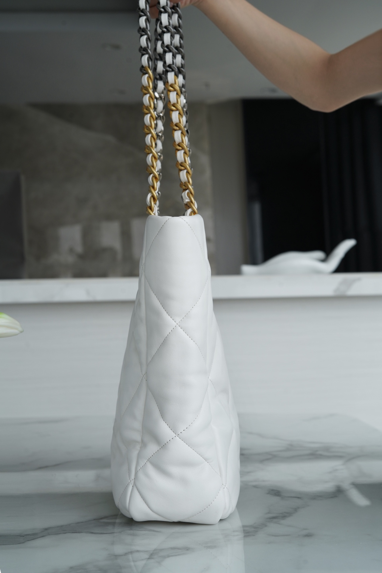 𝗖𝗛𝗔𝗡𝗘𝗟 𝟮𝟮𝗕 19𝑩𝑨𝑮 𝑻𝒐𝒕𝒆 Italy 🇮🇹 Level 1 [Box] Lambskin 🐑 Genuine Leather White