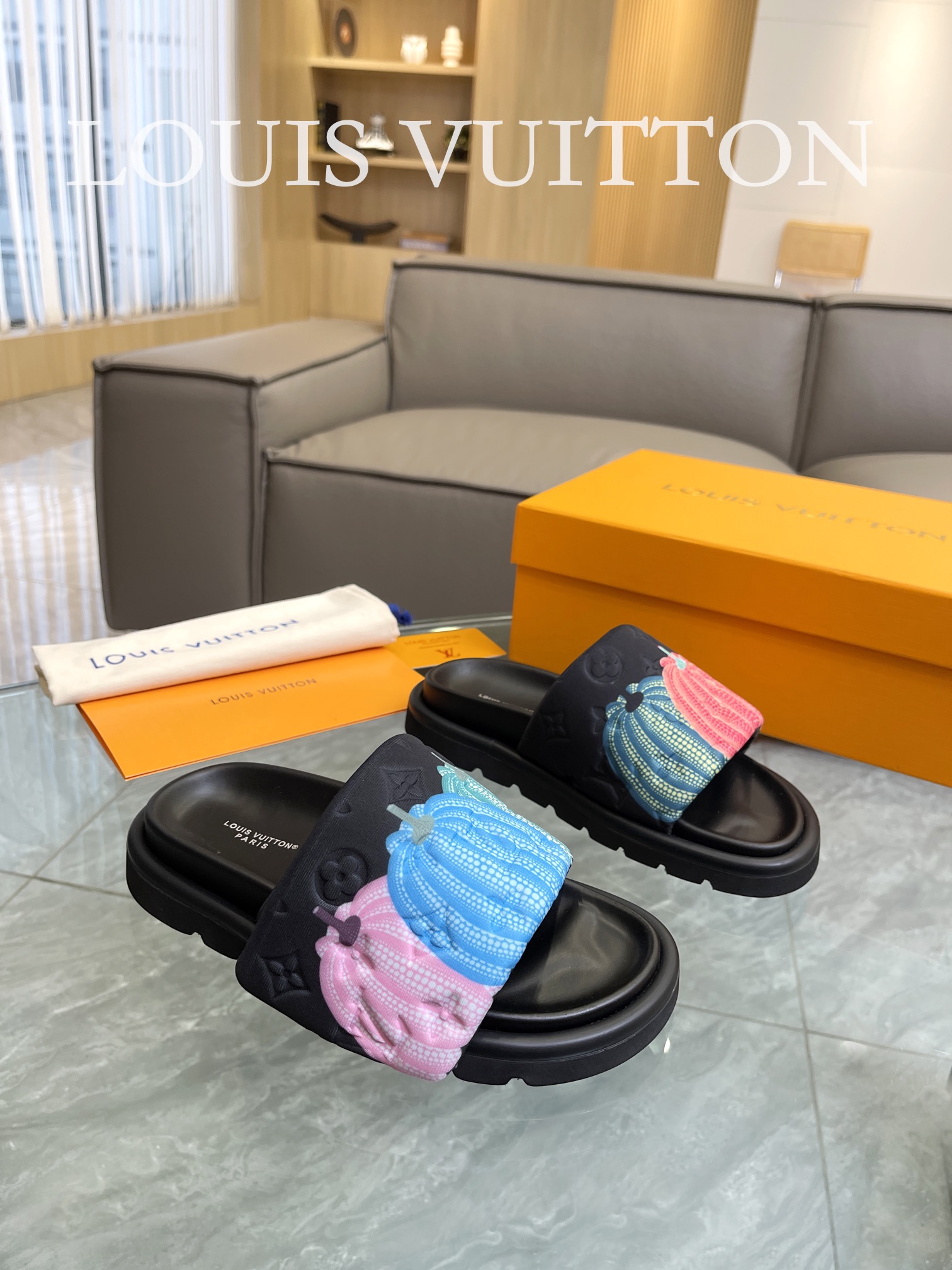 Louis Vuitton 2023 couple models embossed print