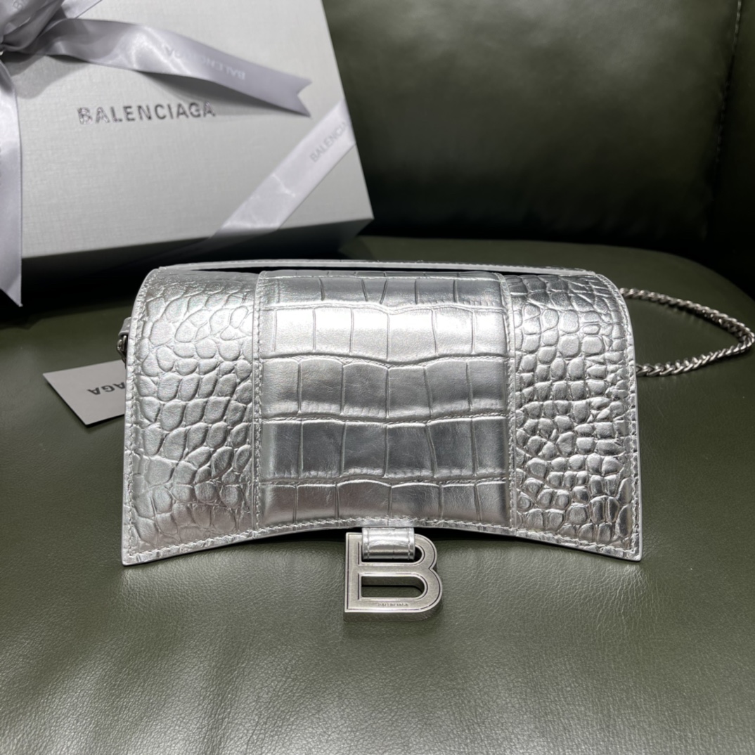 BALENCIAGA 𝐇𝐨𝐮𝐫𝐠𝐥𝐚𝐬𝐬 𝐰𝐚𝐥𝐥𝐞𝐭 𝐨𝐧 𝐜𝐡𝐚𝐢𝐧 ⏳ ▪️ crocodile print silver with silver buckle