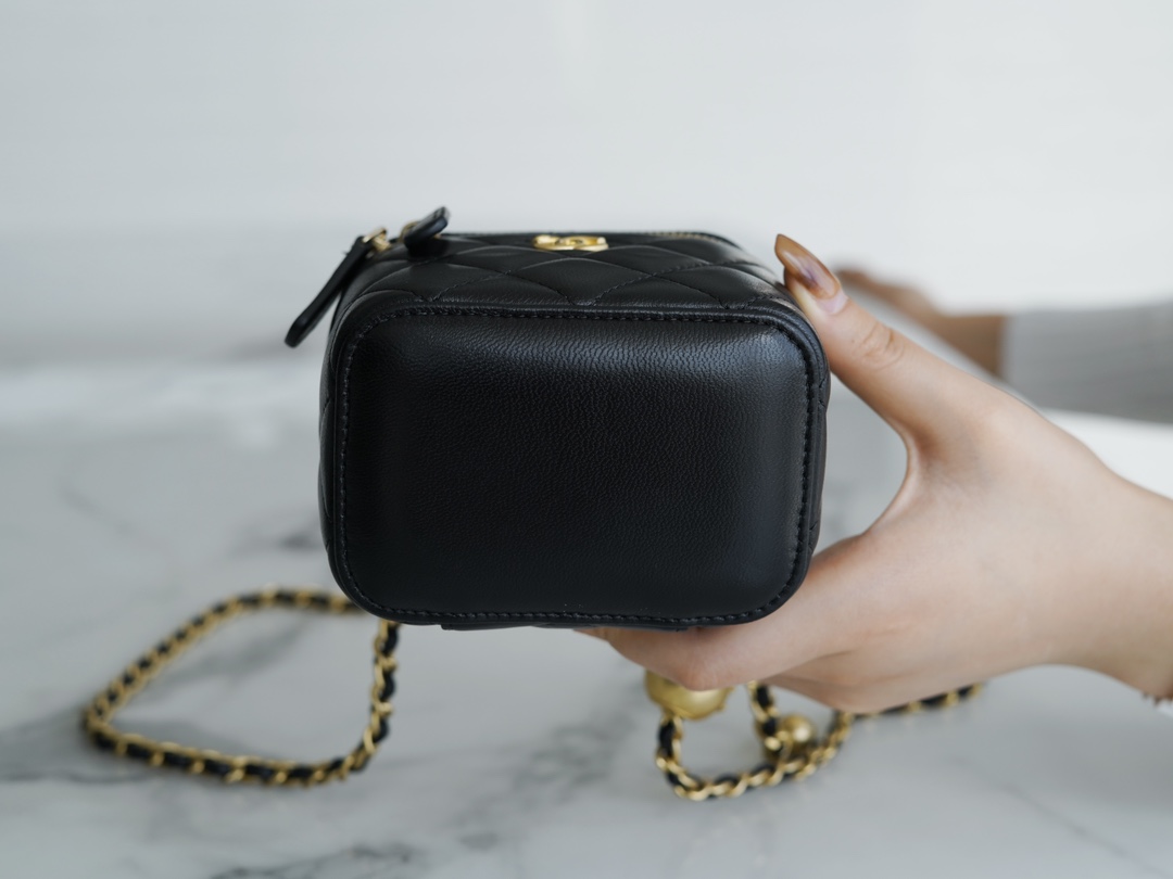 𝗖𝗛𝗔𝗡𝗘𝗟✦Metal Ball Series 𝒎𝒊𝒏𝒊𝒊 Box Bag Black