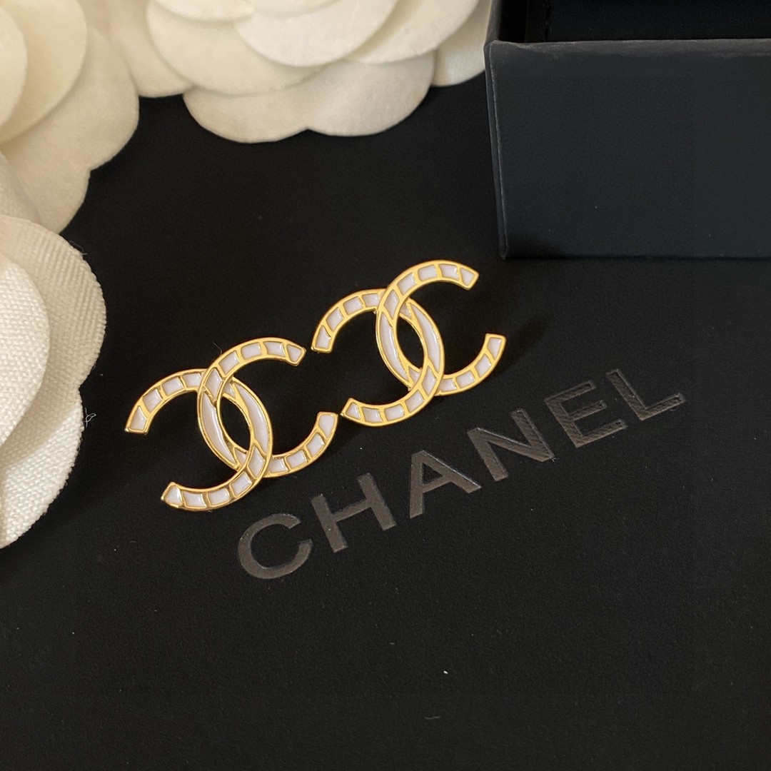 CHANEL🇫🇷Xiaoxiang medieval letter earrings