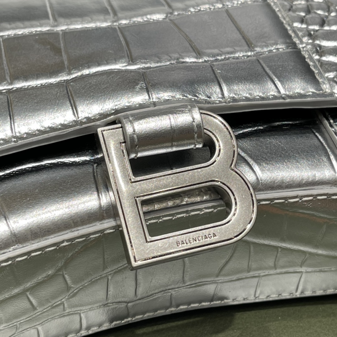BALENCIAGA 𝐇𝐨𝐮𝐫𝐠𝐥𝐚𝐬𝐬 𝐰𝐚𝐥𝐥𝐞𝐭 𝐨𝐧 𝐜𝐡𝐚𝐢𝐧 ⏳ ▪️ crocodile print silver with silver buckle