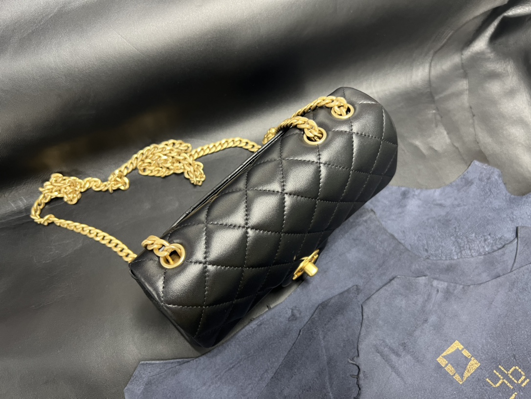 𝗖𝗛𝗔𝗡𝗘𝗟✦ 𝗖𝗹𝗮 𝘀𝘀𝗶𝗰 𝗙𝗹𝗮𝗽 23S Camellia Adjustment Buckle Large Mini Black Gold