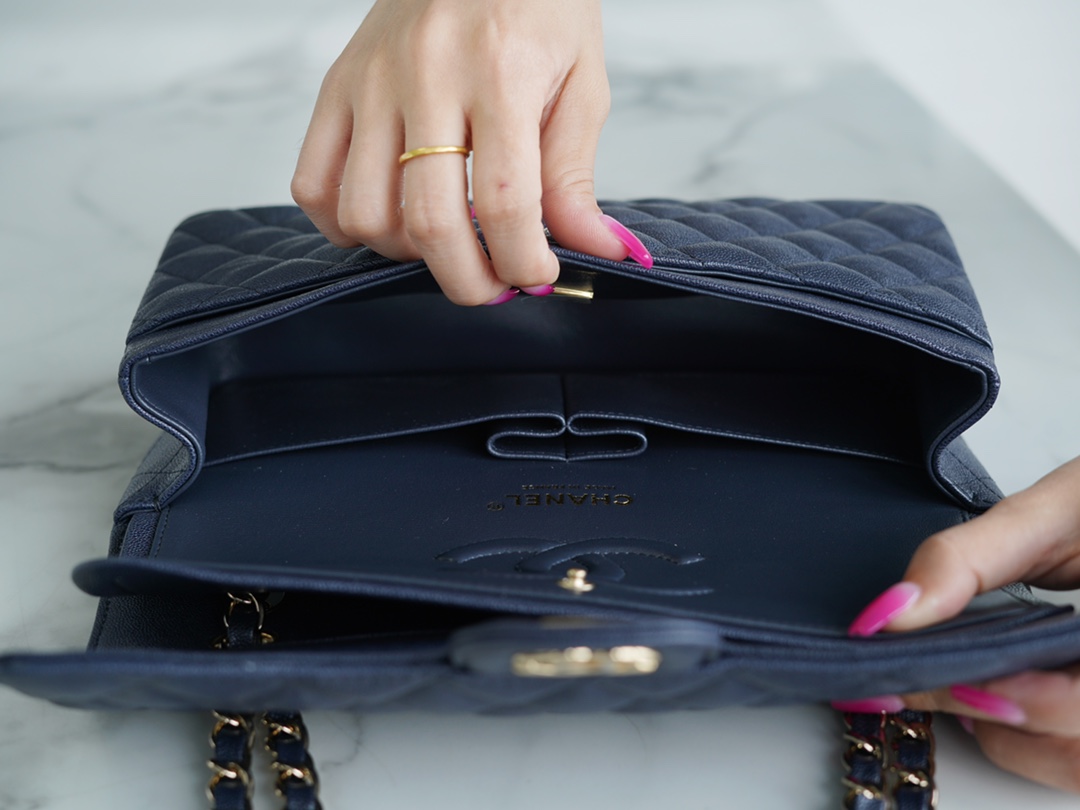 𝐂𝐇𝐀𝐍𝐄𝐋 Classic Flap washed cowhide is made from the most delicate newborn calves Washed fetal cow Medium Dark Blue🪁