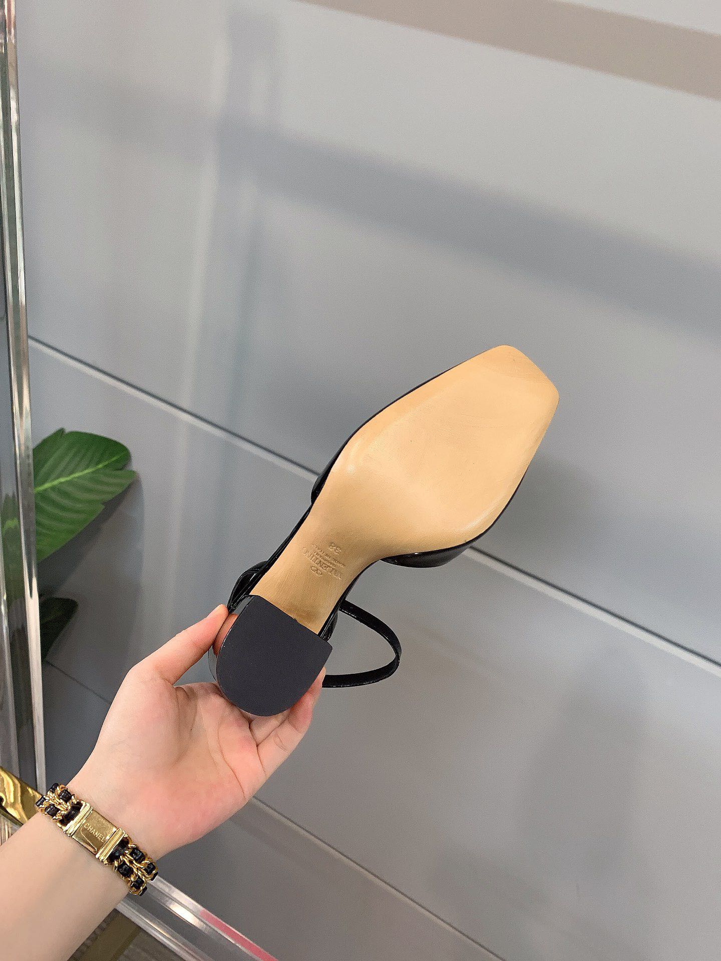 【Valentino】𝟐𝟎𝟐𝟏/𝐒𝐒 𝐧𝐞𝐰 VALENTINO 2022ss spring-summer new big studded high heelss still the classic studded collection