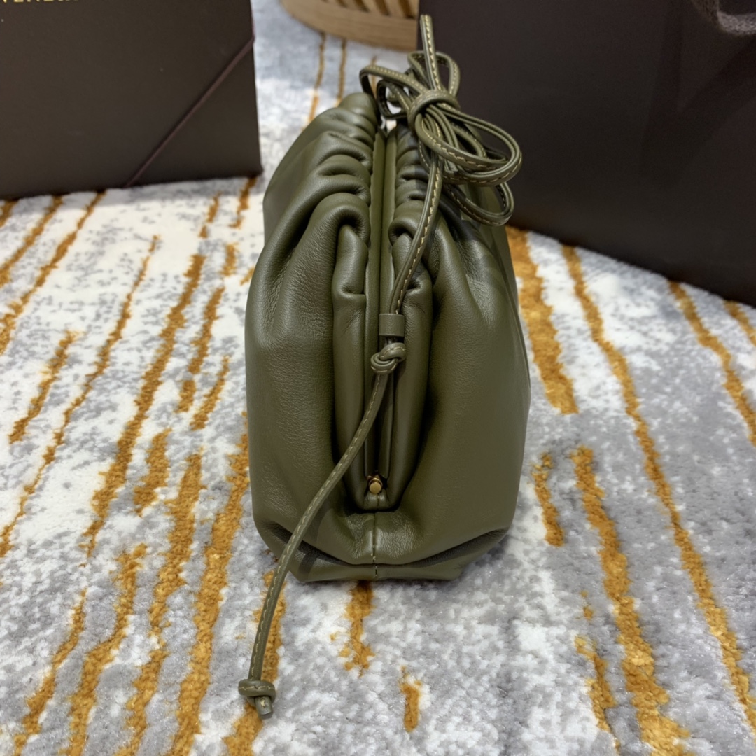 Bottega Veneta  THE MINI POUCH  #585852
