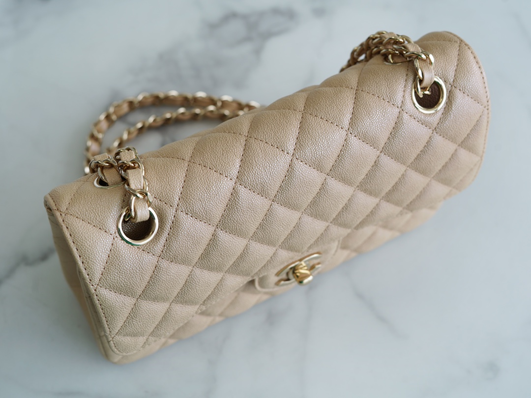 𝐂𝐇𝐀𝐍𝐄𝐋 Classic Flap washed cowhide is made from the most delicate newborn calf Washed fetal cow Small Champagne apricot 🥂