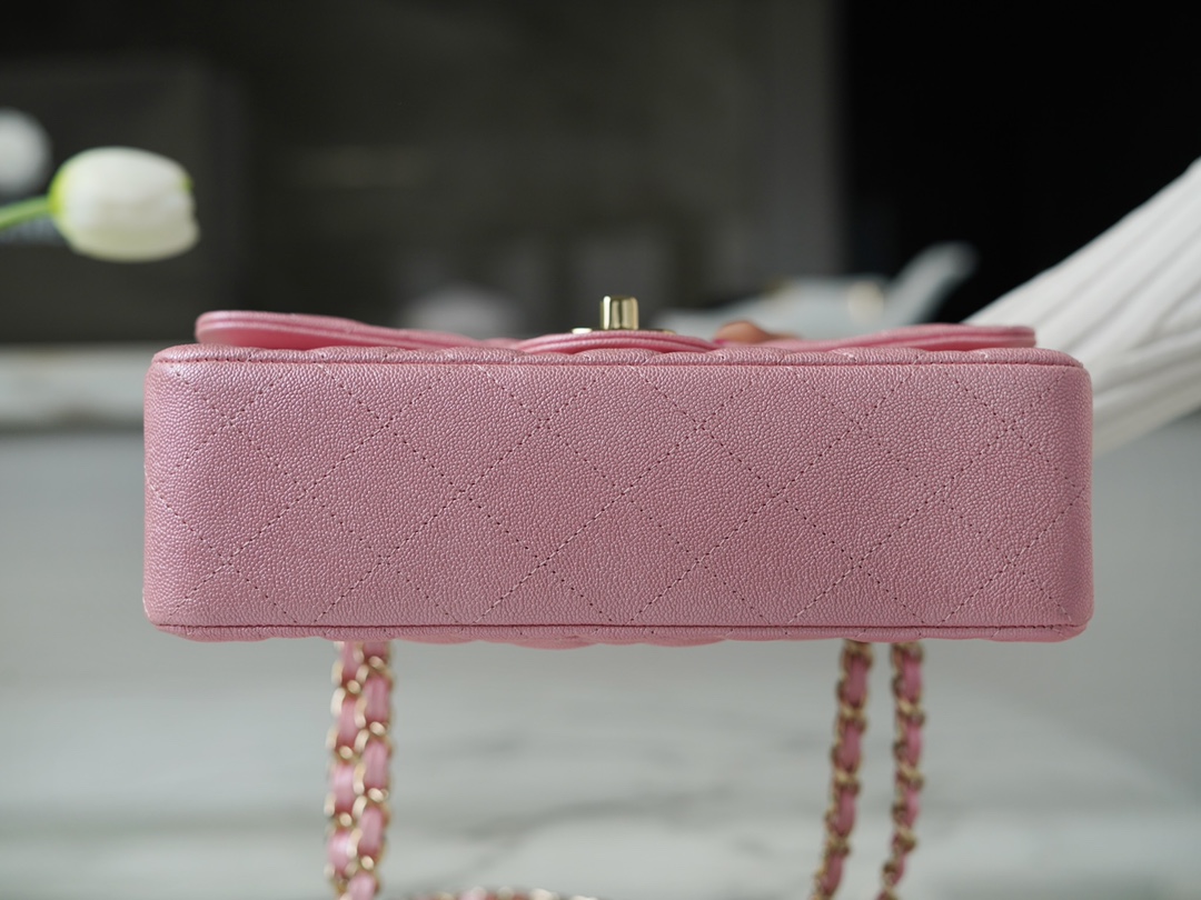 𝐂𝐇𝐀𝐍𝐄𝐋 Classic Flap washed cowhide is made from the most delicate newborn calf Washed fetal cow Jr. pearlescent powder 🌸