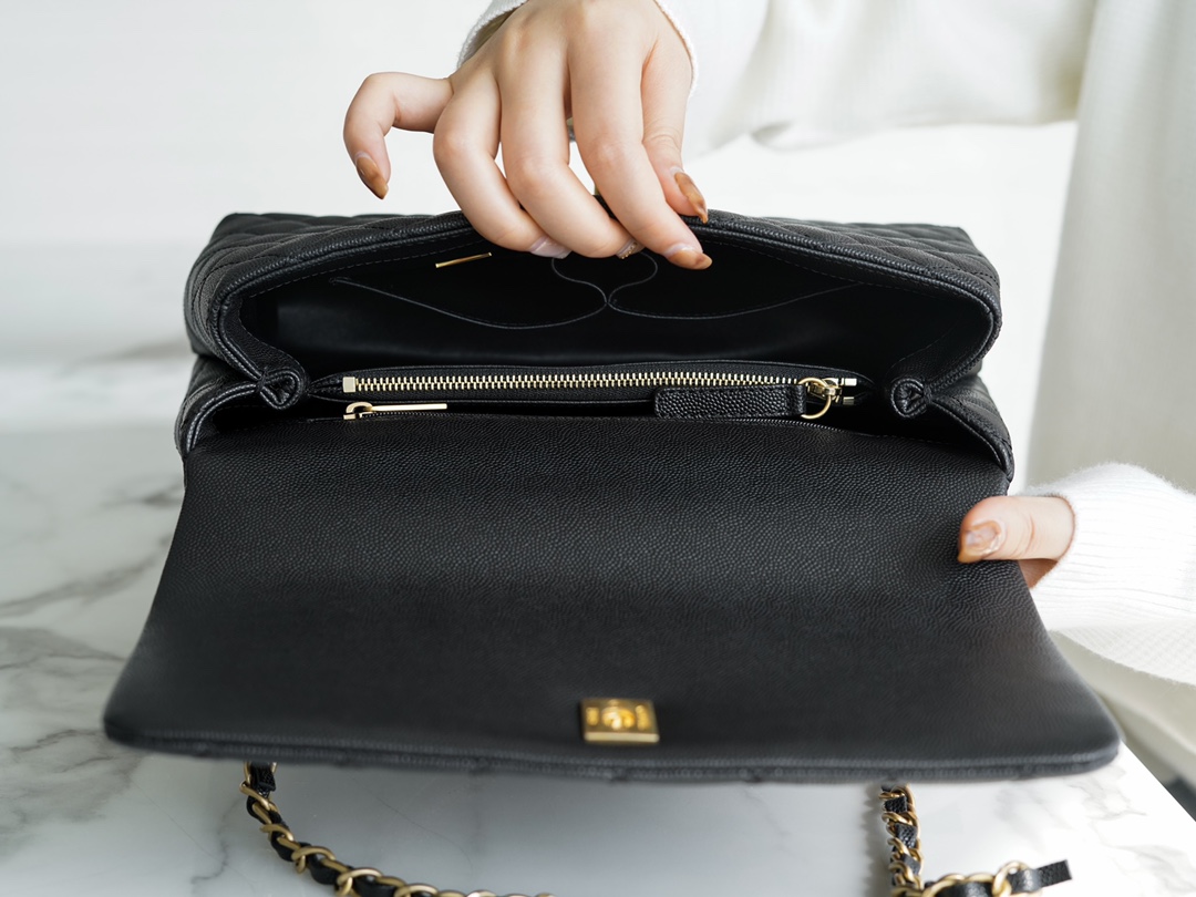 CHANEL 𝐂𝐨𝐂𝐨 𝐇𝐚𝐧𝐝𝐥𝐞 Lizard skin handle Medium Black