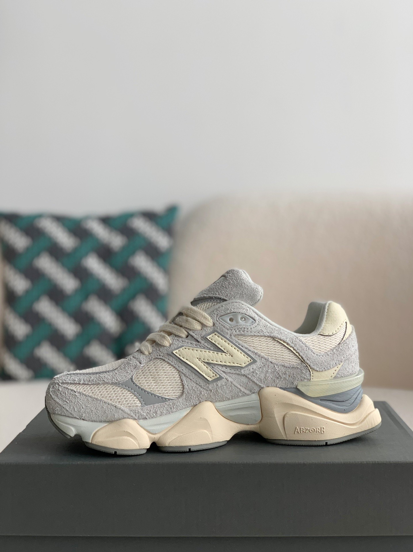 New Balance 2022R Phantom 9060 Sneakers