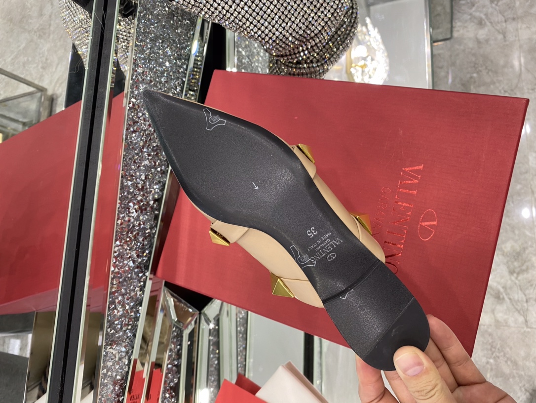 【Valentino】𝟐𝟎𝟐𝟏/𝐒𝐒 𝐧𝐞𝐰 The latest series of counter perfect details original matte open edge bead leather